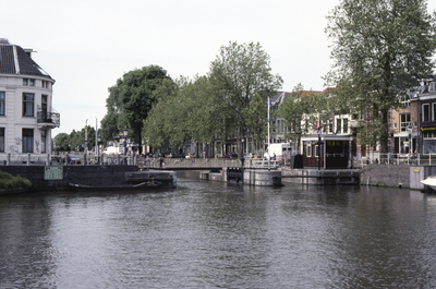 858091 Gezicht op de Weerdsluis te Utrecht, vanaf de Nieuwekade, met links de Weerdsingel W.Z. en op de achtergrond de ...
